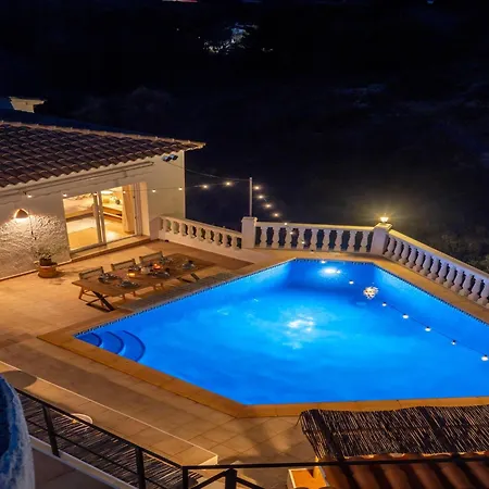 Beautiful With Pool And Stunning View Boterias