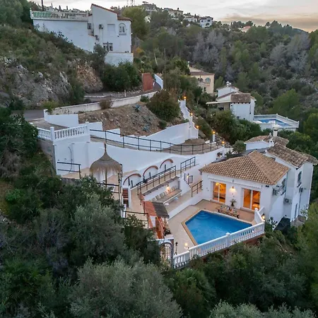 Beautiful With Pool And Stunning View Boterias